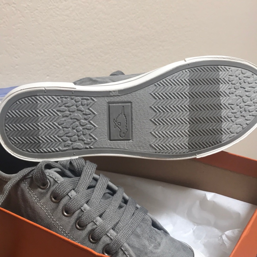 Athletic shoes
